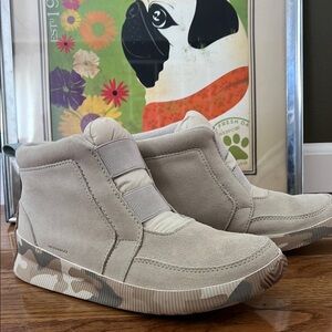 Stylish Sorel Suede Boots - off-white or light beige